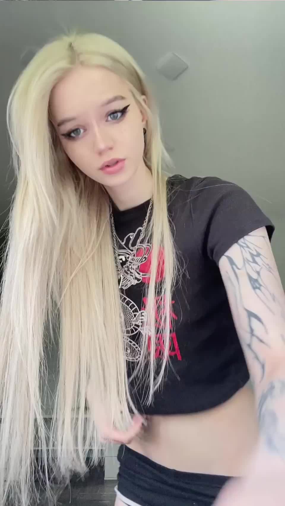 Describe my 19 year old tits with 3 emojis 💋 : video clip