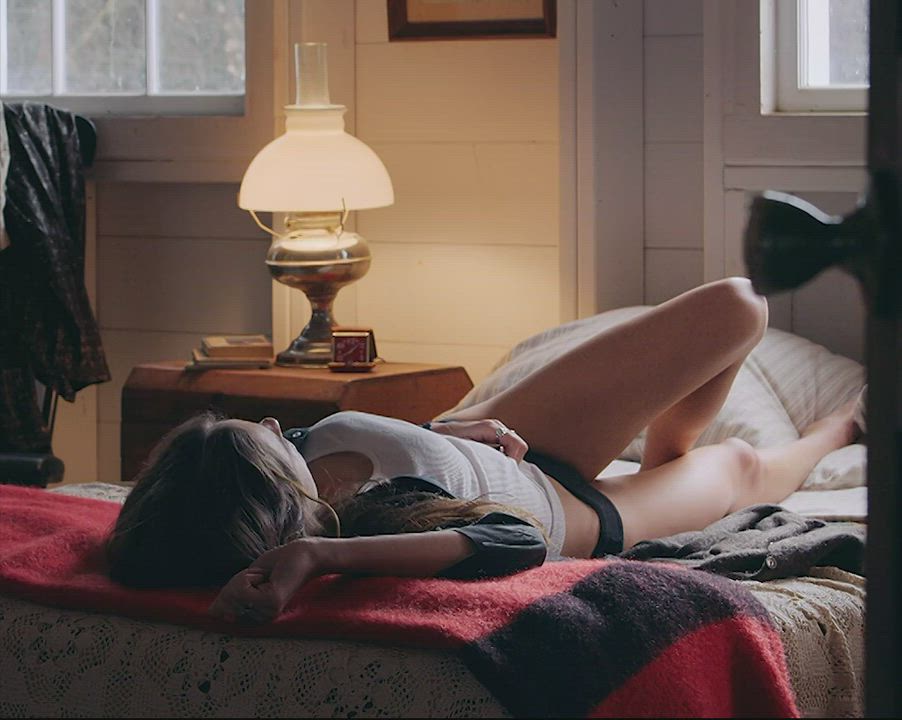 Natalia Dyer impatiently waiting for you to join her in bed : video clip