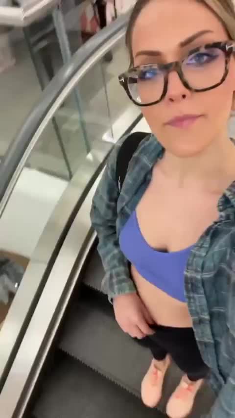 This escalator is going down but I bet your dick is going up 😜 [GIF] : video clip