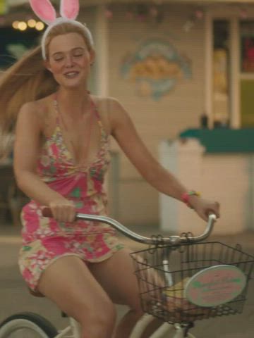 Elle Fanning's thighs in her new show : video clip