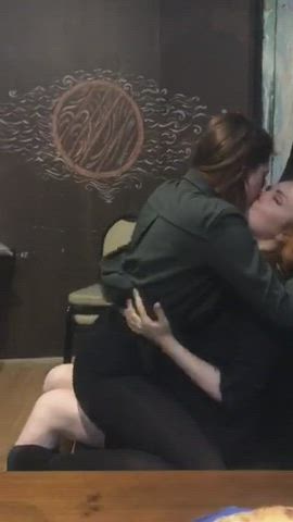 Hot girls making out : video clip