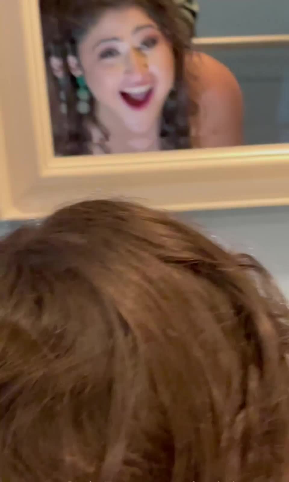 Watching my face in the mirror as he fucks me : video clip