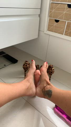 I LOVE to play around with me feet, feels so good : video clip
