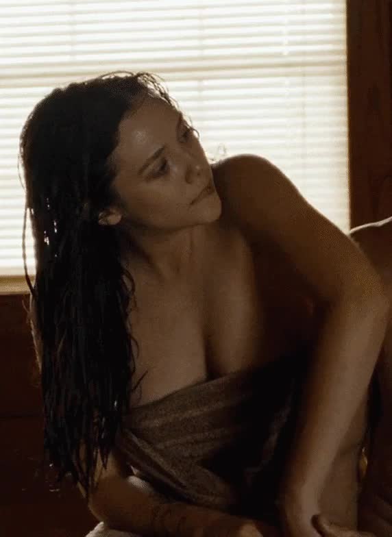 Elizabeth Olsen revaling her gorgeous tits : video clip