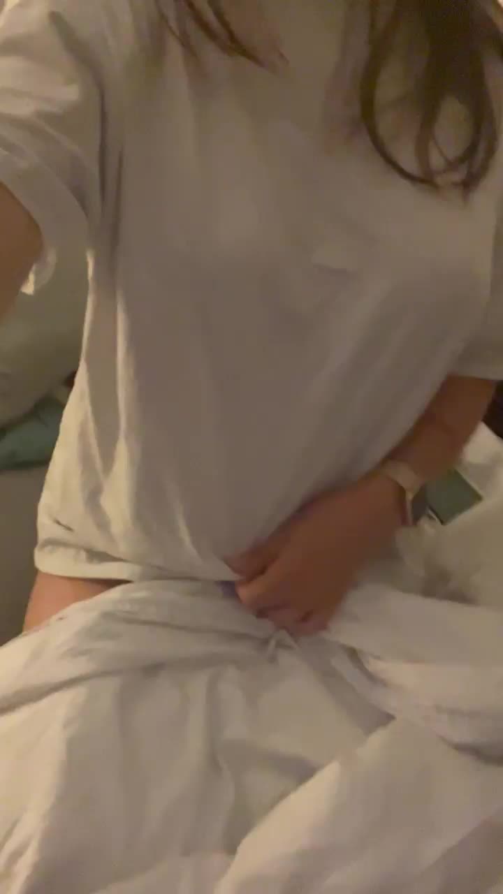 This is what you see when waking up next to me after sleepover : video clip