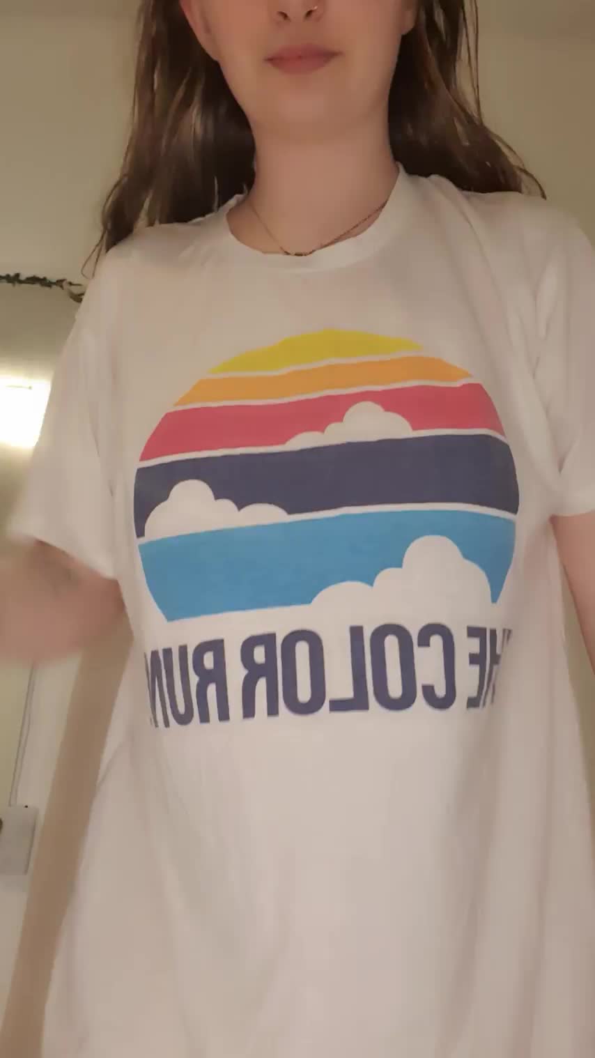I love wearing oversized t-shirts to trick people into thinking my tits are small : video clip