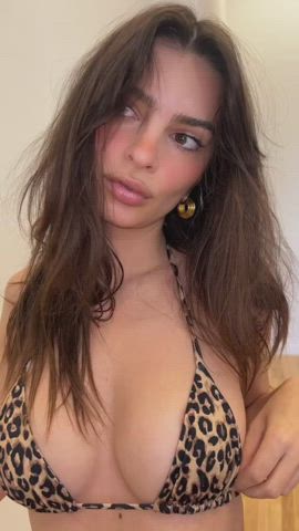 Emily Ratajkowski in 9 different bikini : video clip