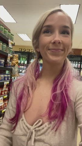 Doing some last minute Thanksgiving shopping… without panties on🤭 [GIF] : video clip