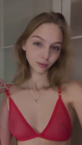 I think I'm very cute in red : video clip
