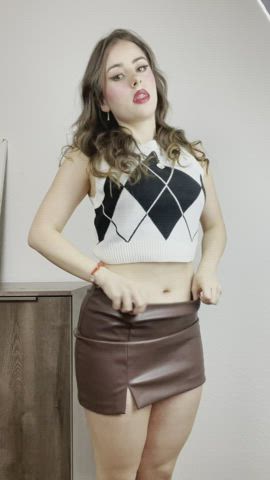 let's see if my 18yo bubble butt in a mini skirt is enough to make an experienced reddit daddy hard : video clip