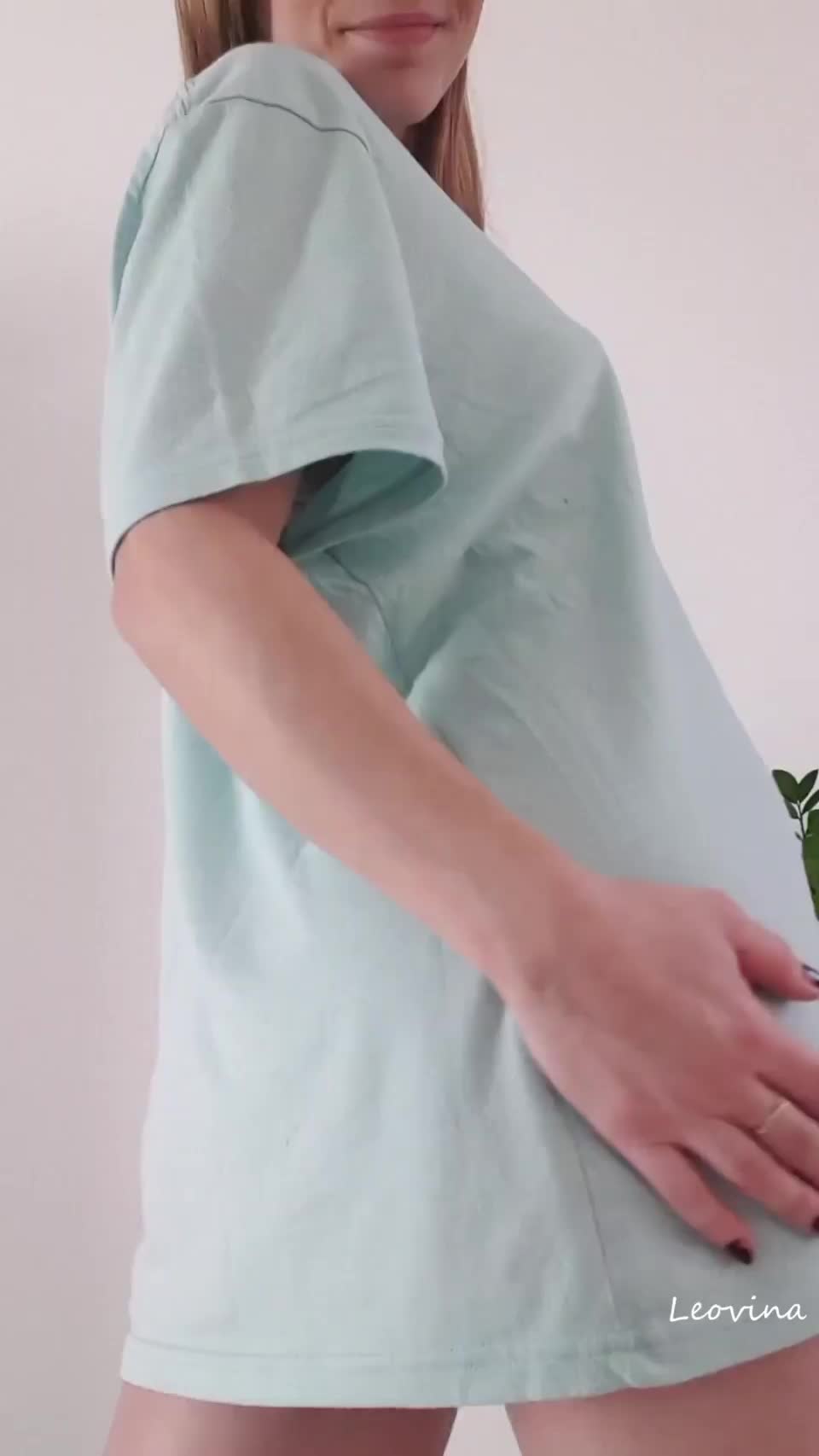 There is a tasty surprise hiding for you under the shirt : video clip