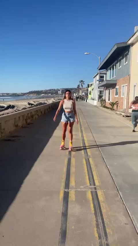 Watch me flash my titties out in public! : video clip