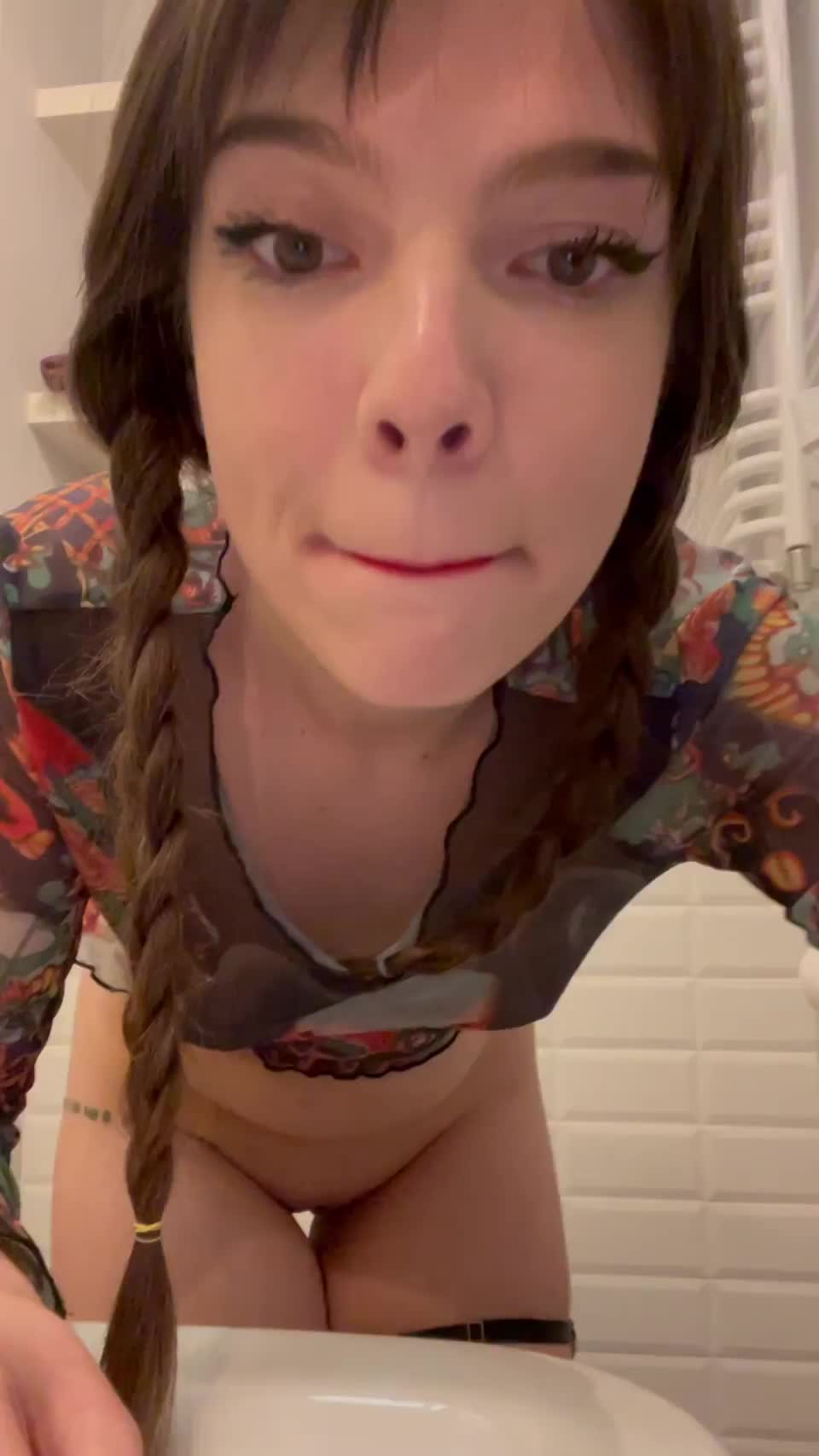 I rub my ass every day in front of the mirror : video clip