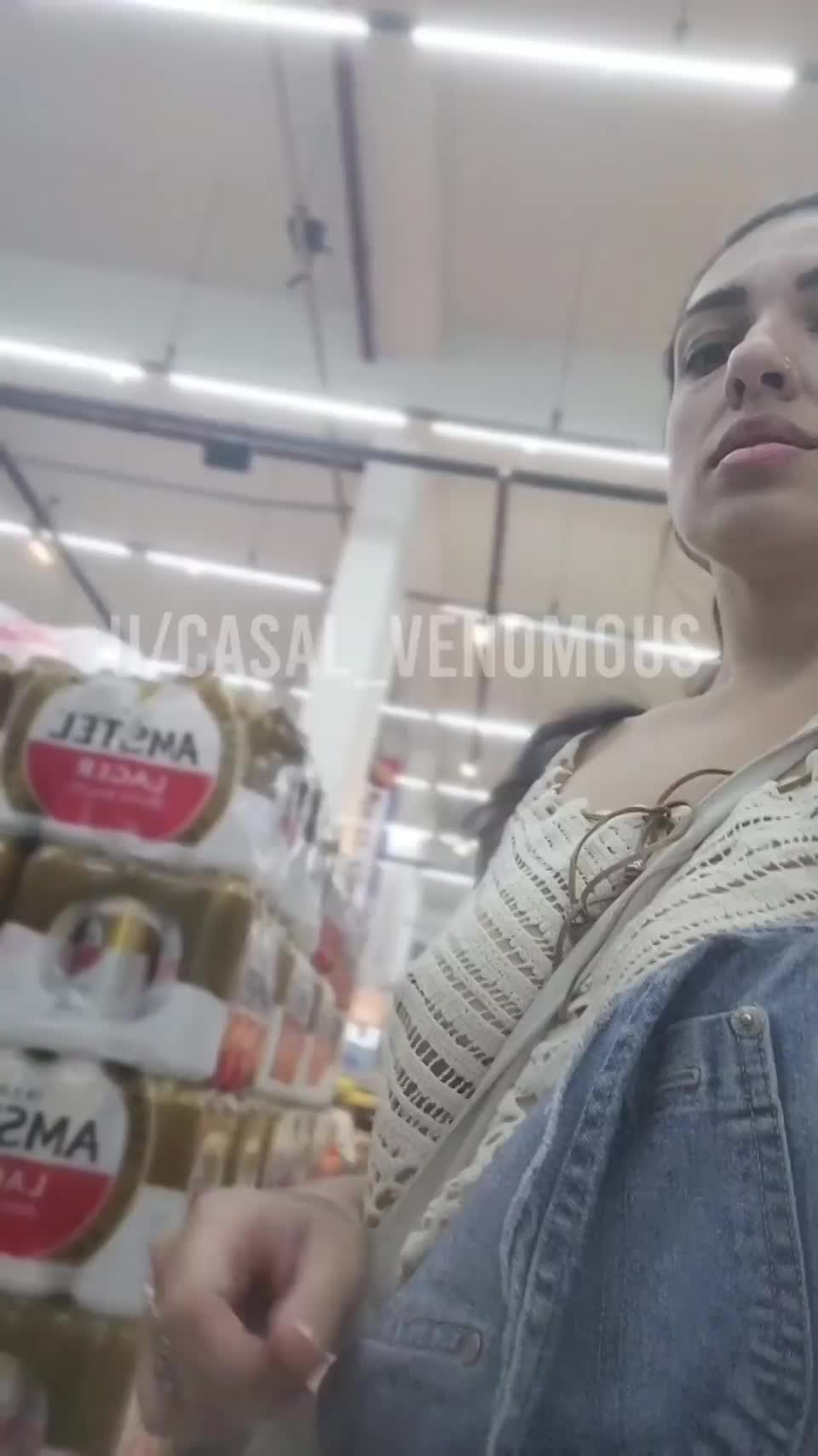 [GIF] The cute employee at the grocery store may have seen my flashing tit. : video clip