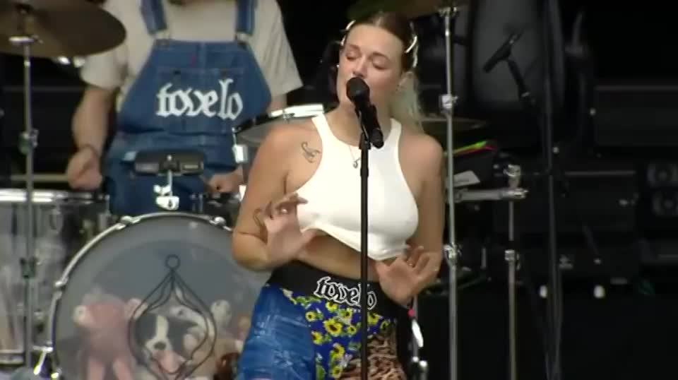 Tove Lo flashing on stage while performing : video clip