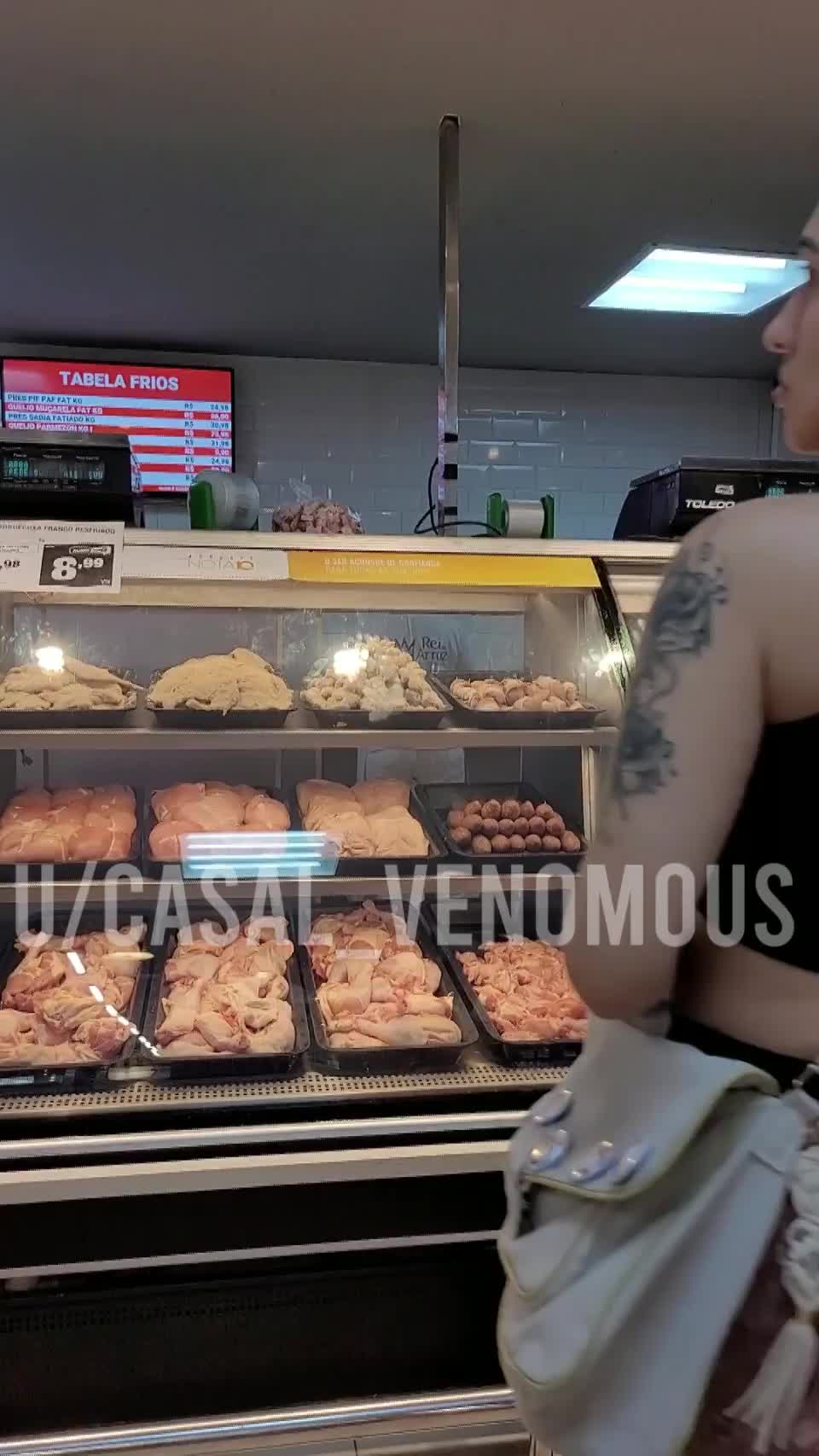 [GIF] Flashing tits while I wait for my order in the butcher shop : video clip