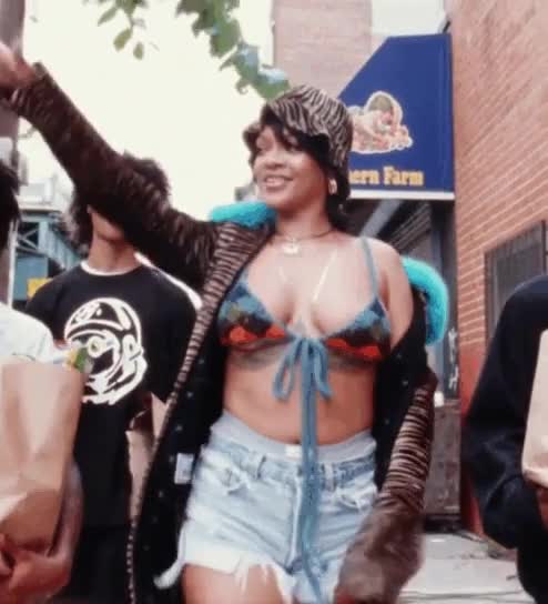 Rihanna - Boobs & Booty : video clip