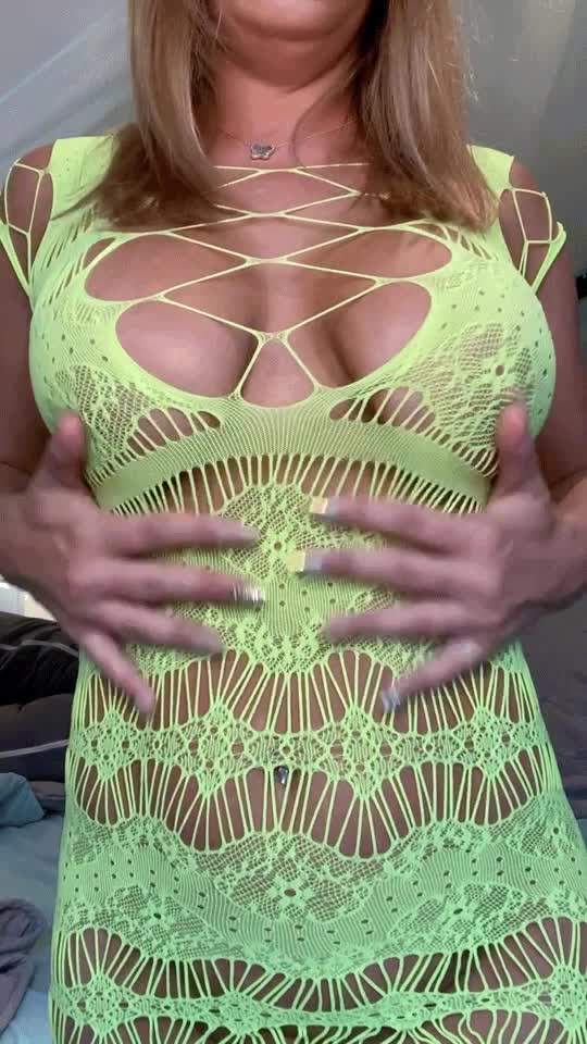 MILF alert! This hot mama is sure to give you all kinds of naughty thoughts : video clip