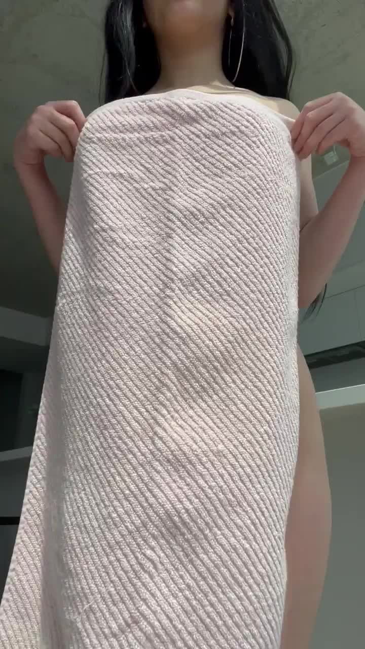 Oops.. I dropped my towel 😳 time for you to fill me up with your cum : video clip