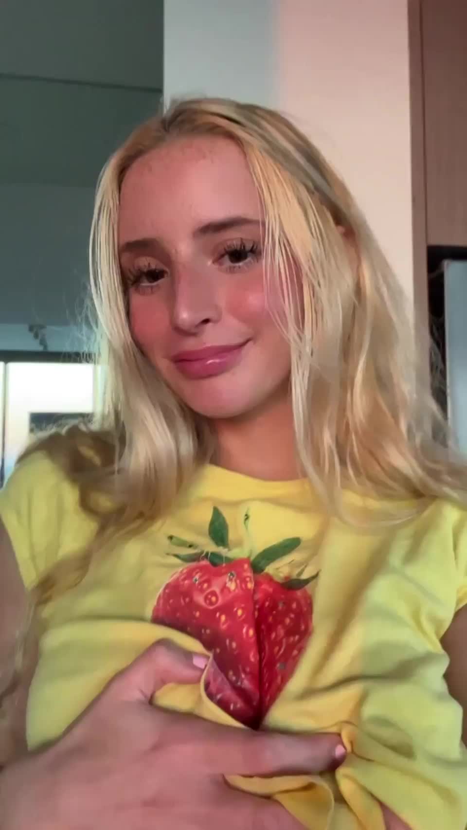 my boobies like to jiggle jiggle : video clip