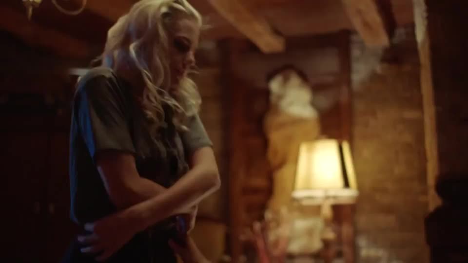 Emily Sweet in Castle Freak (2020) : video clip