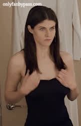 I know Alexandra Daddario gets alot of love on here but holy shit shes such a tease : video clip