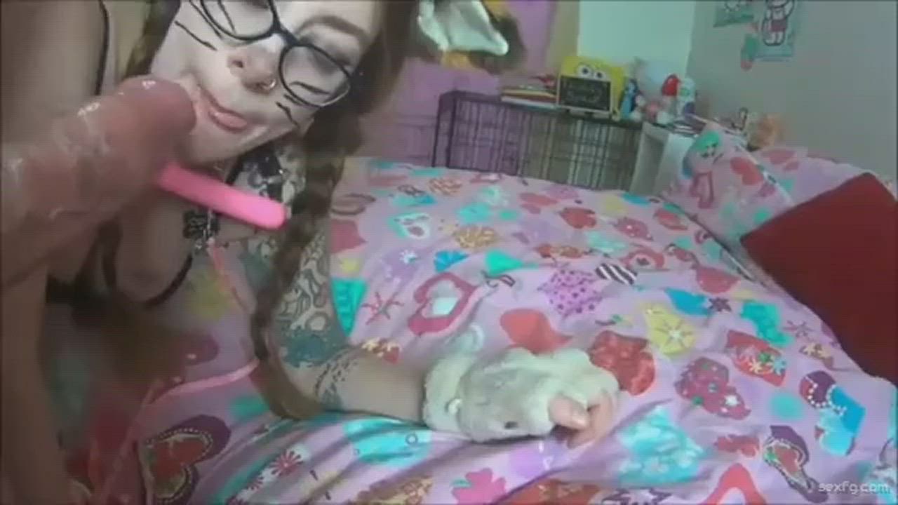 Foxy girl sucking deep : video clip