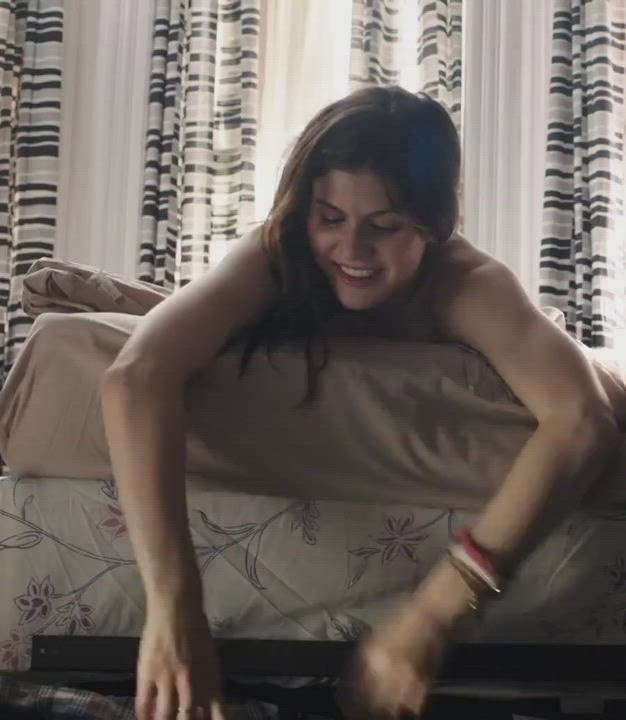 Alexandra Daddario can't even hide her big tits behind her back : video clip