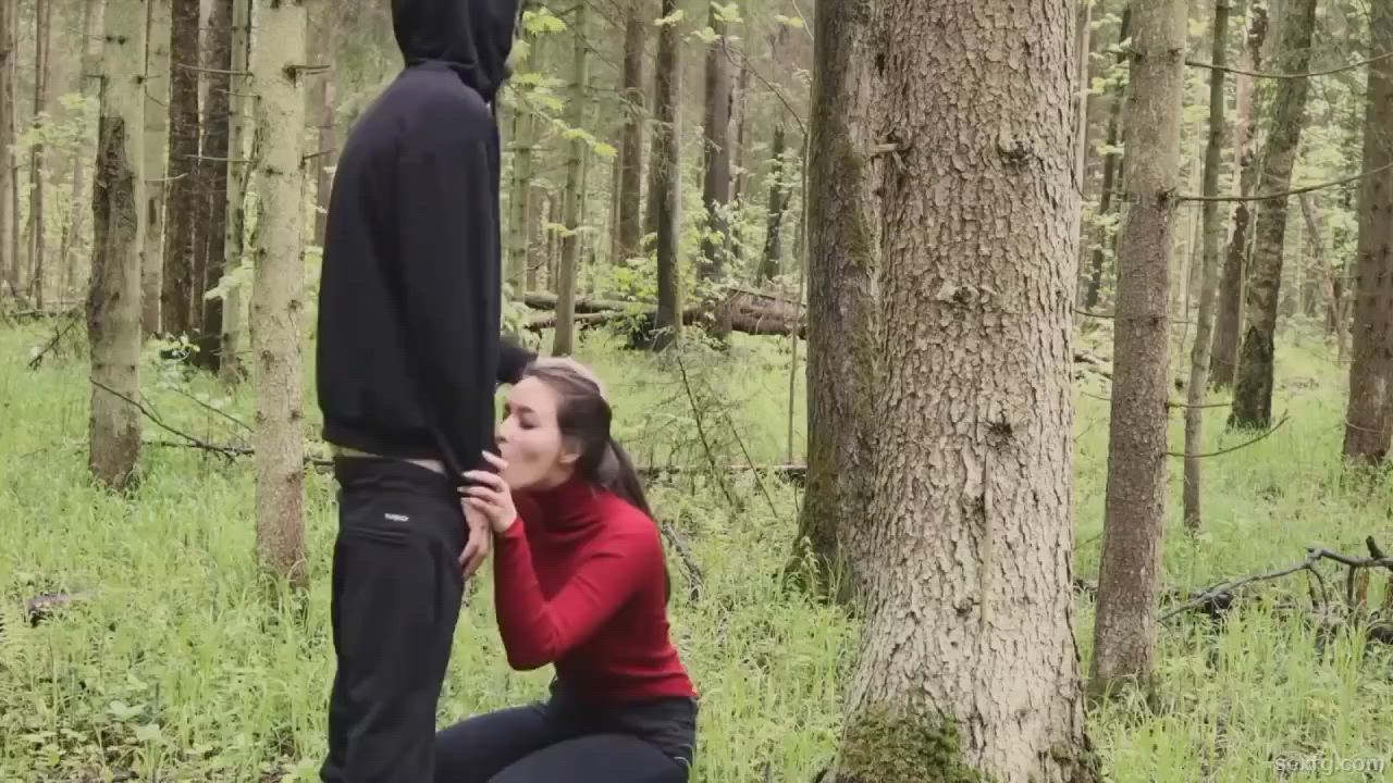 Hot brunette gives passionate blowjob outdoors : video clip