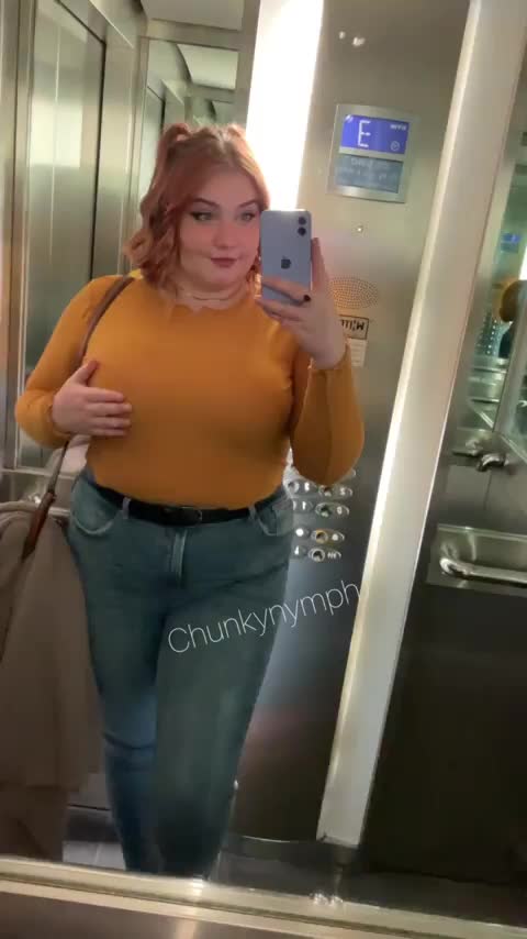 Flashing my big tits in an elevator [gif] : video clip