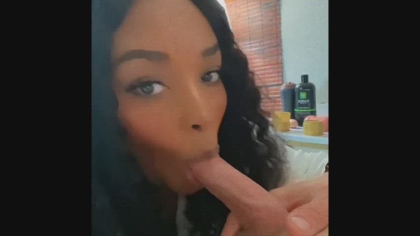 Ebony enjoys sucking white cock : video clip