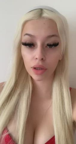 I want you tou cum on my tits right now : video clip