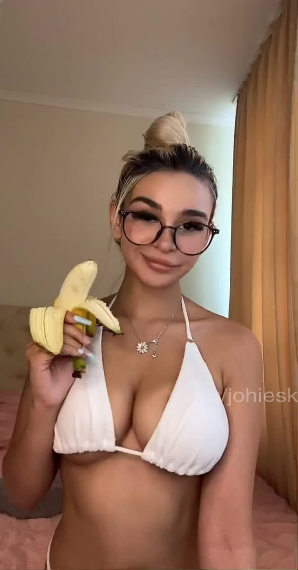 Bored of this banana and looking for something else : video clip