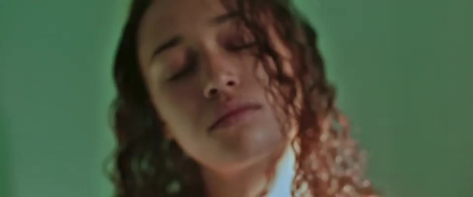 Ella-Rae Smith in Into The Deep (2022): Sexy Shower : video clip