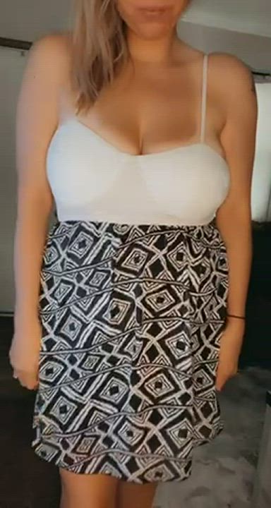 My big tits barely fit in this dress : video clip