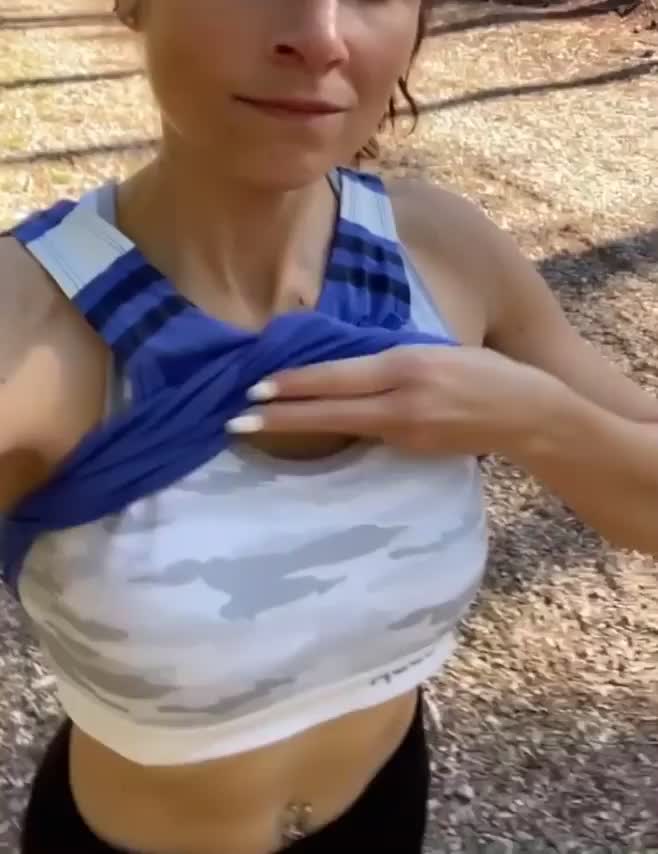 Needing to give a cute flash during my workout : video clip