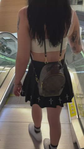 [GIF] Flashing at the mall : video clip