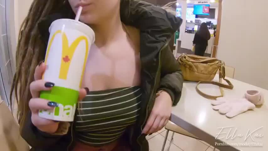 Getting her ass covered in cum at McDonald's : video clip