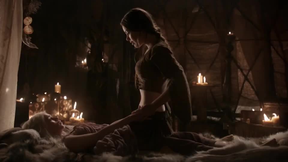 Roxanne McKee, Emilia Clarke (loop) : video clip