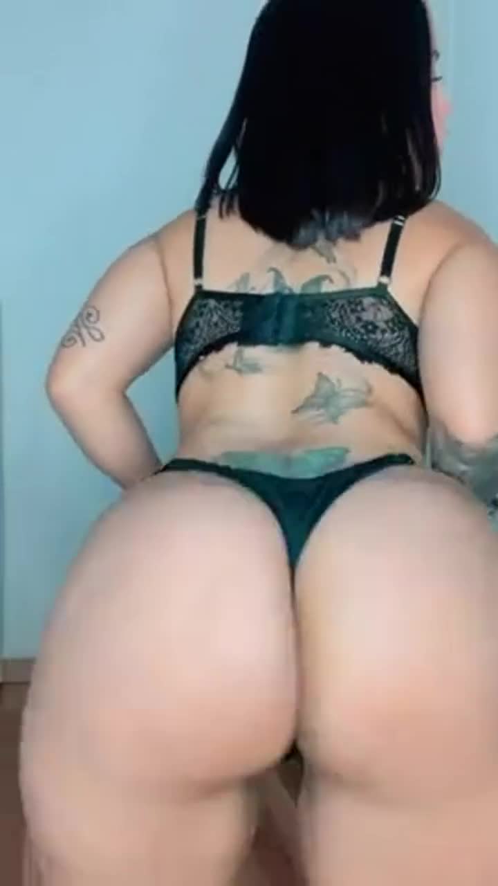 Do you prefer thicc Asian MILFs? : video clip