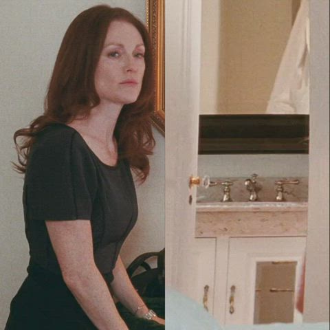 Mommy Julianne Moore thirsting over Amanda Seyfried's bare plump booty : video clip