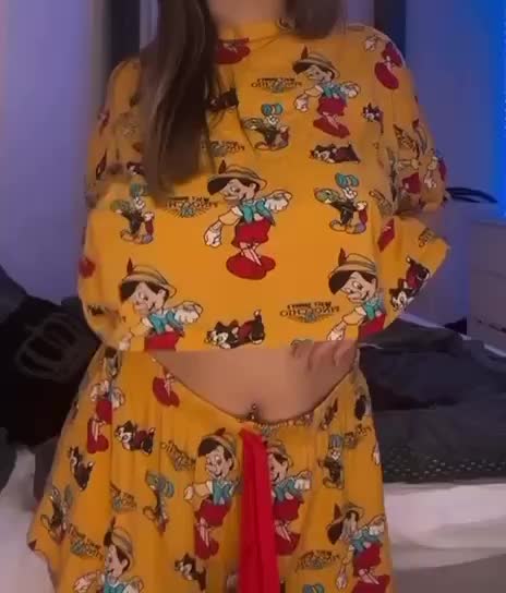 18, I know my pyjamas are weird but i hope you still like them : video clip