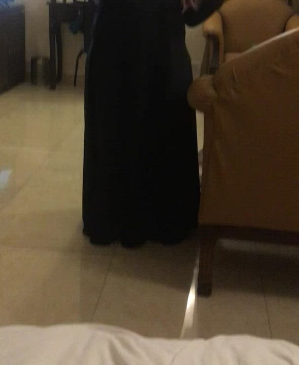 Naked under the abaya : video clip
