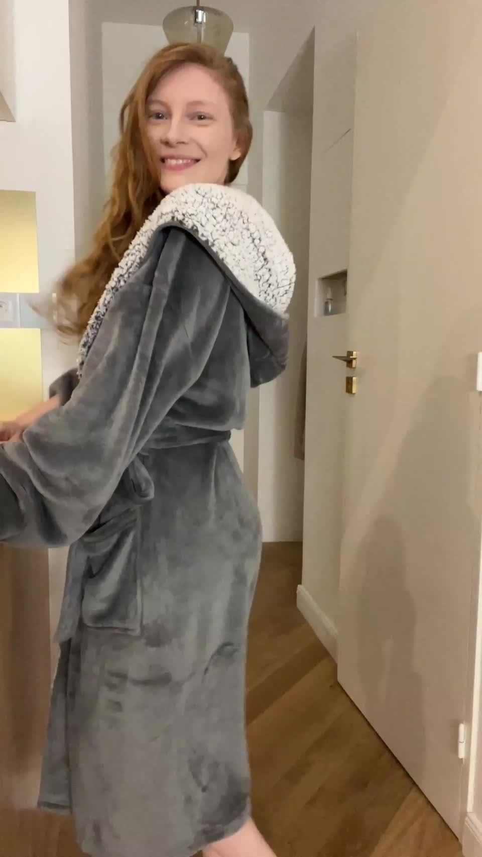 From cozy girlfriend to sexy redhead : video clip