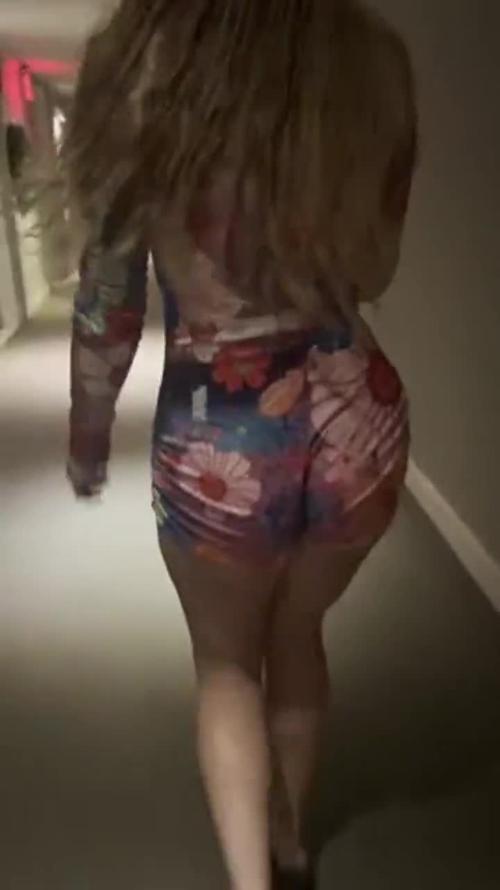 pretty girls walk like this : video clip