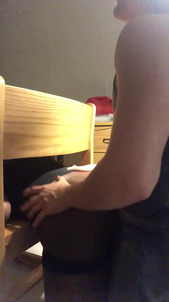She got stuck in a chair : video clip