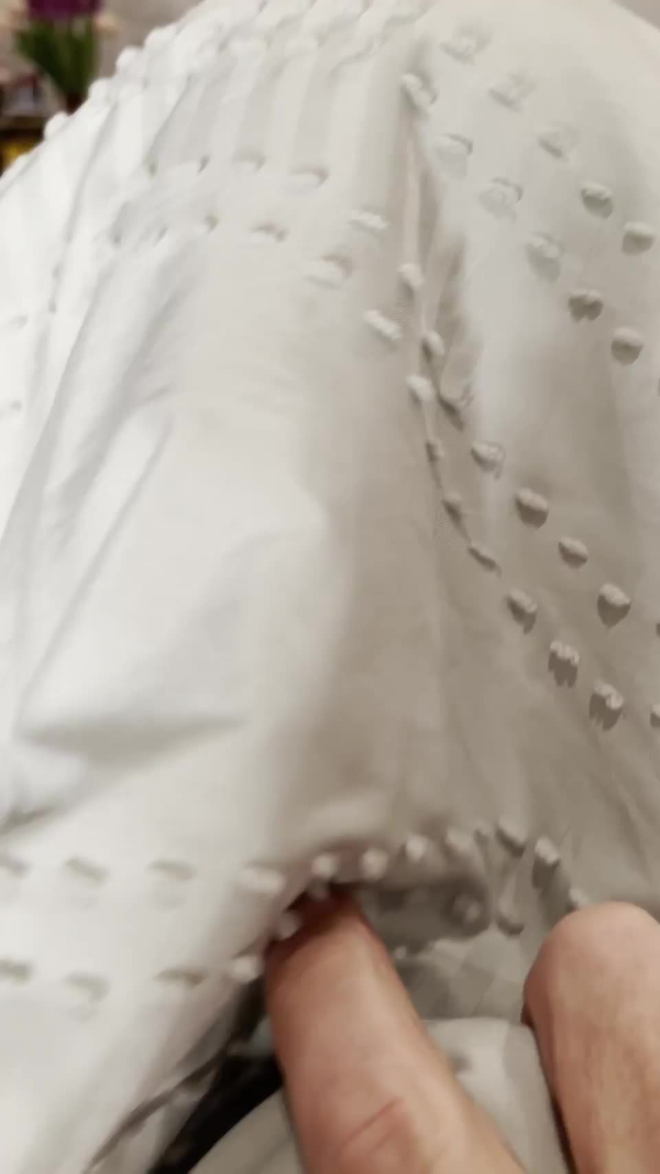 Blowing his cock early in the morning is a great breakfast in bed : video clip