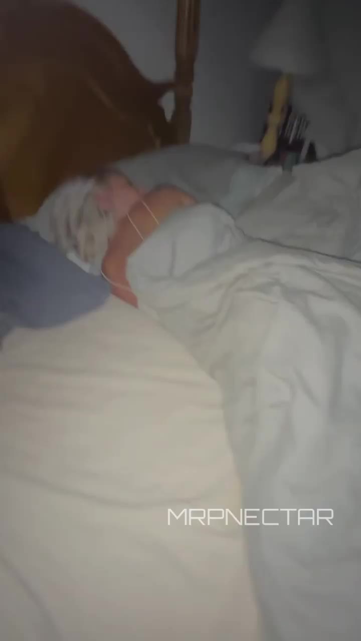 I like to wake her up to a surprise : video clip