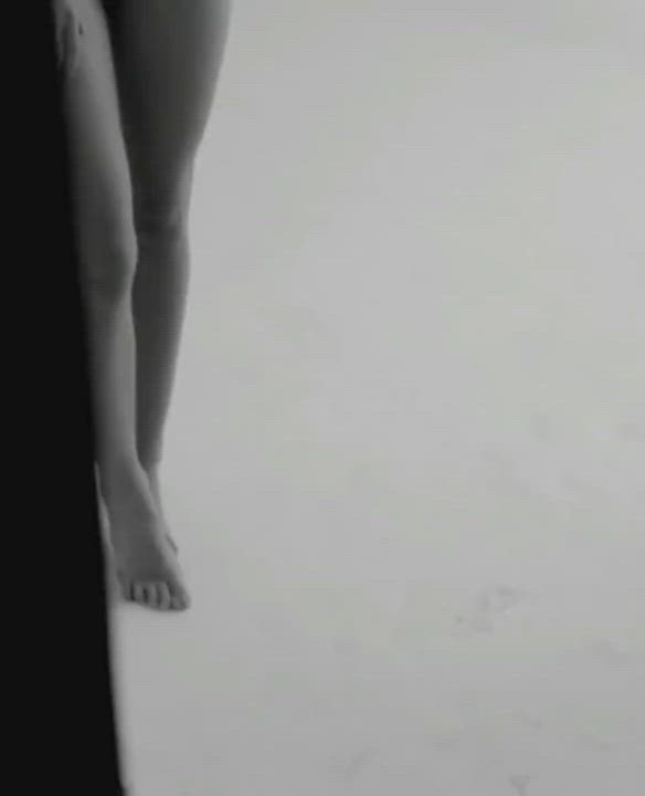 Emily Ratajkowski has an amazing body : video clip