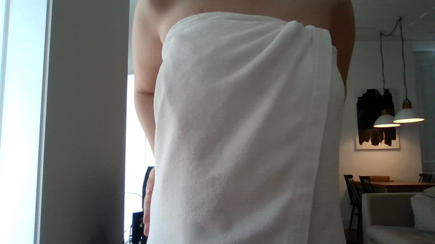 what do you think of my towel drop titty bounce? : video clip